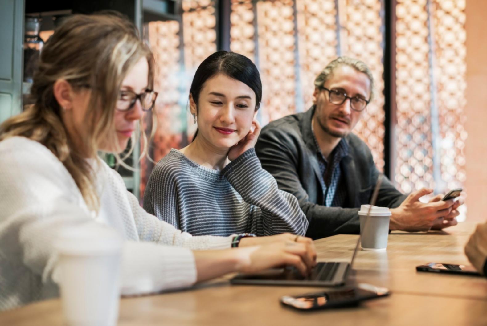 Student bei der Analyse von Finanzdaten am Computer